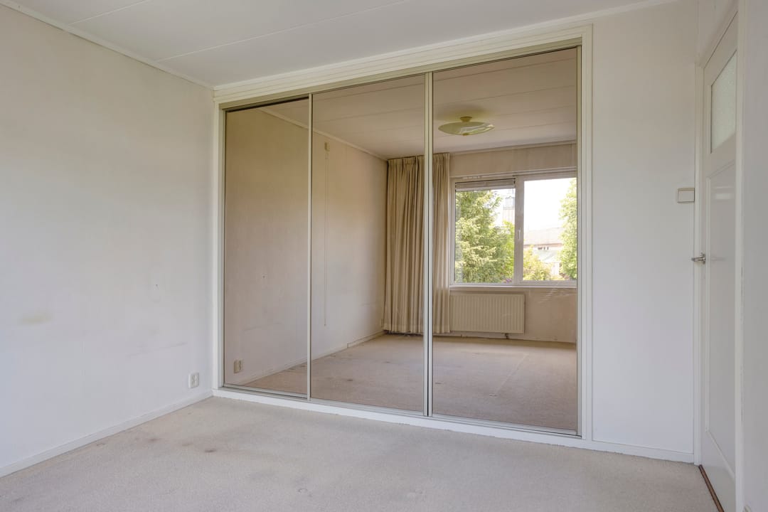 Spacious 1950s terraced home with panoramic IJssel river views — 38