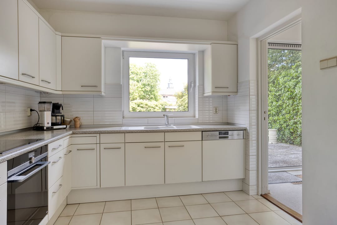 Spacious 1950s terraced home with panoramic IJssel river views — 23