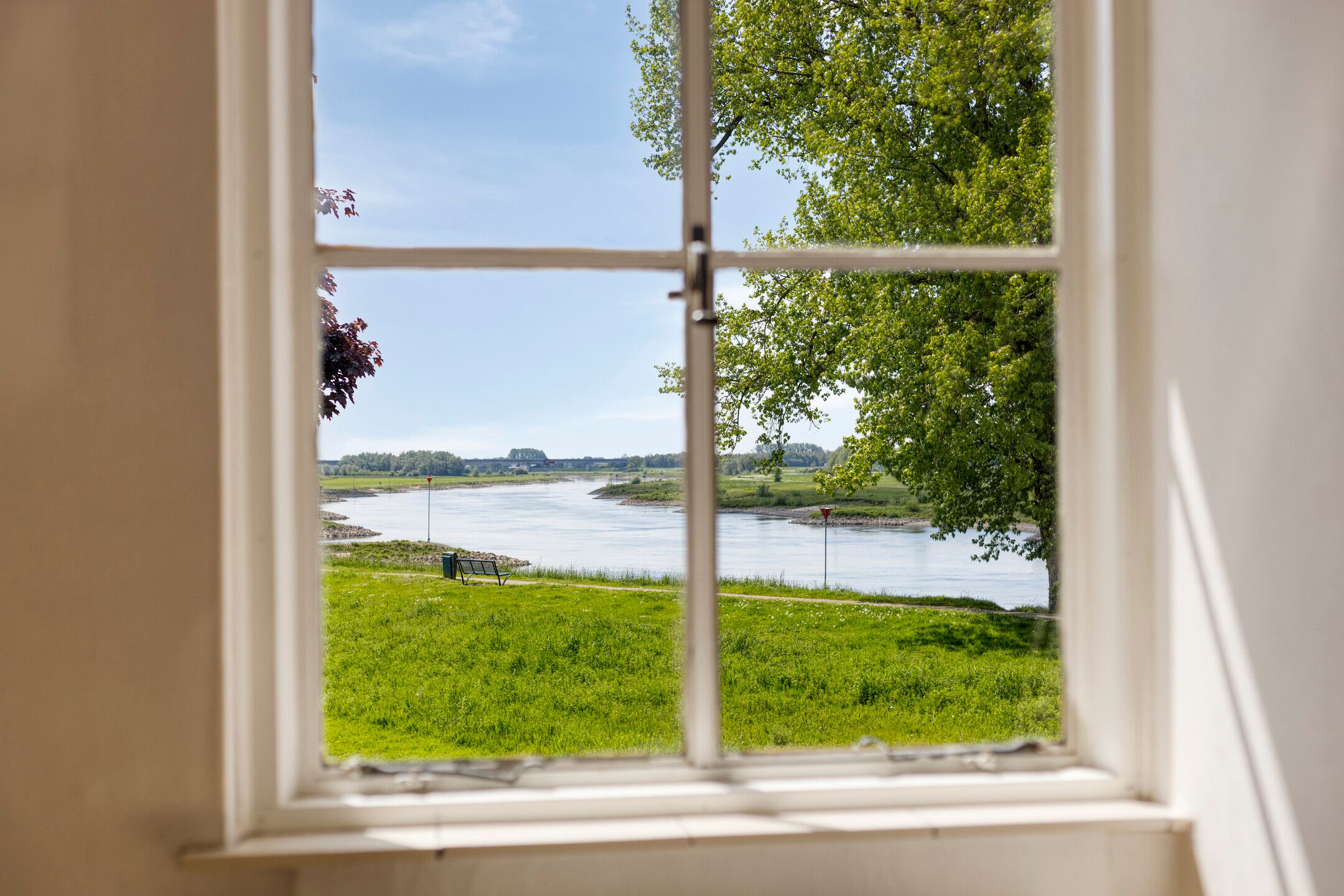 Spacious 1950s terraced home with panoramic IJssel river views — 36