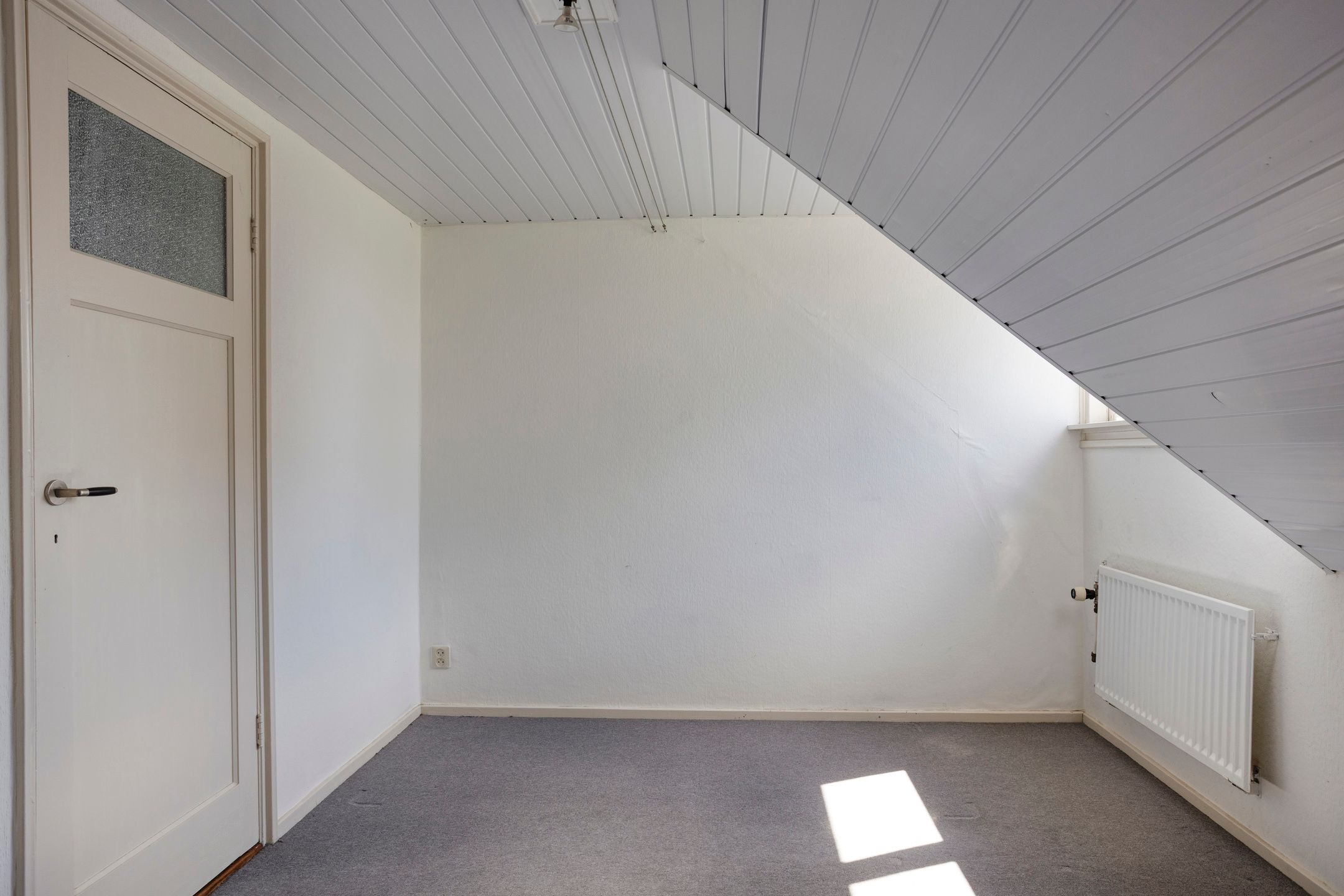Spacious 1950s terraced home with panoramic IJssel river views — 42