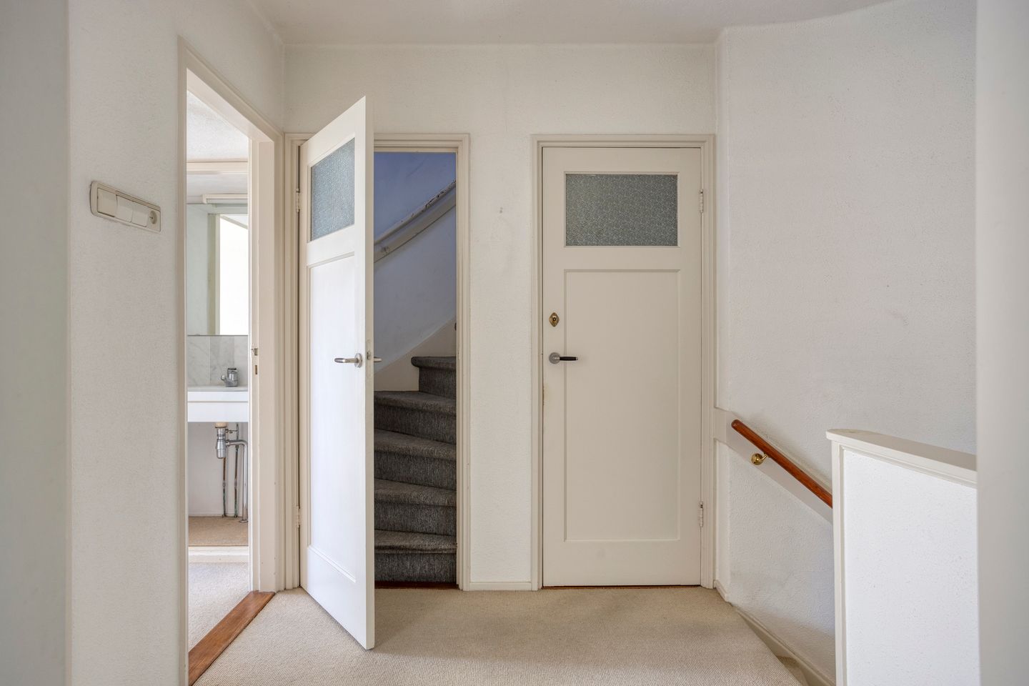 Spacious 1950s terraced home with panoramic IJssel river views — 40