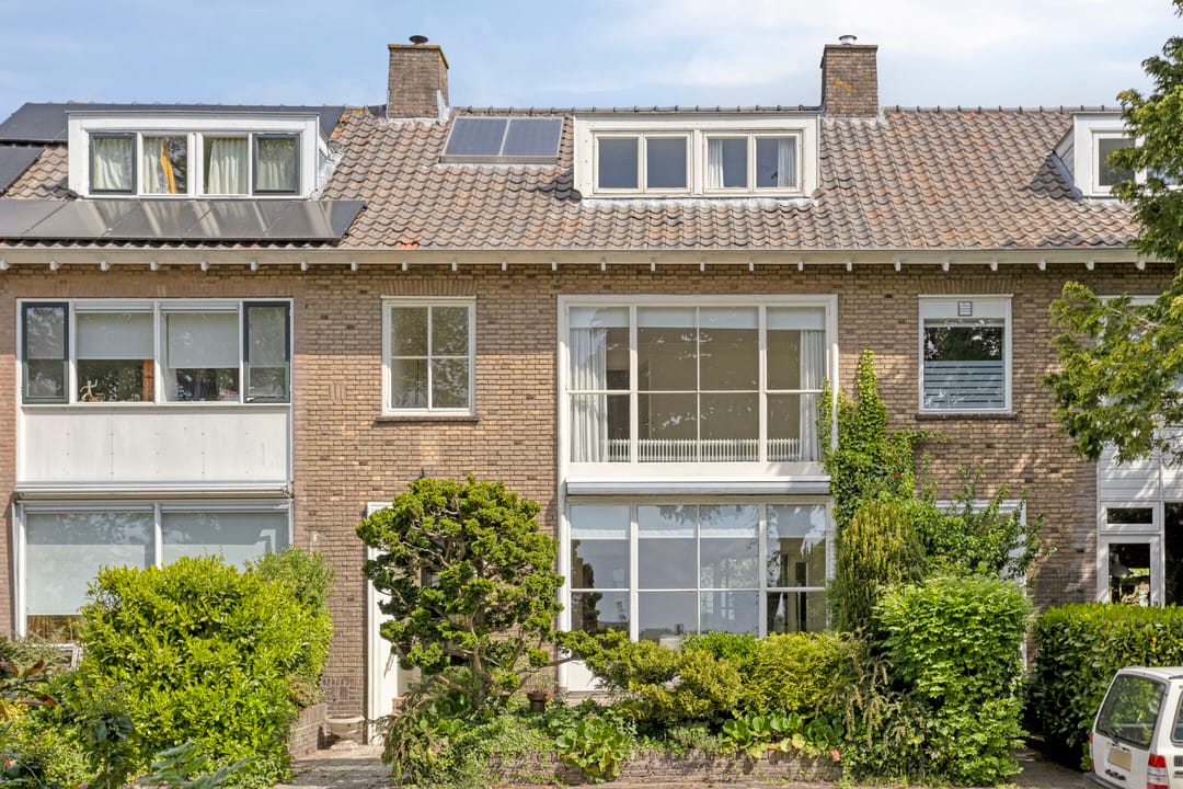 Spacious 1950s terraced home with panoramic IJssel river views — 61