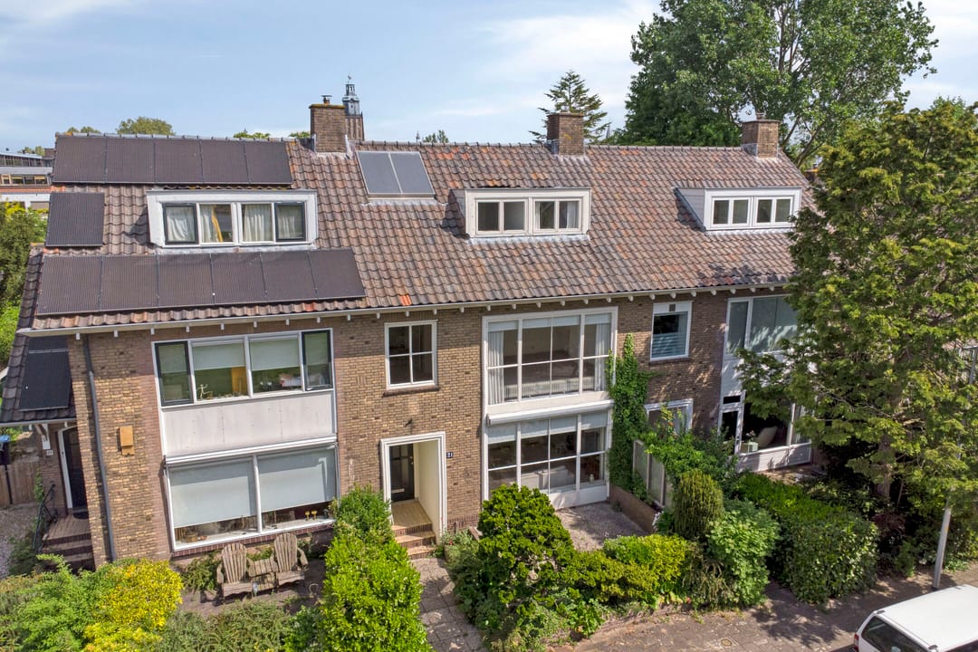 Spacious 1950s terraced home with panoramic IJssel river views — 62