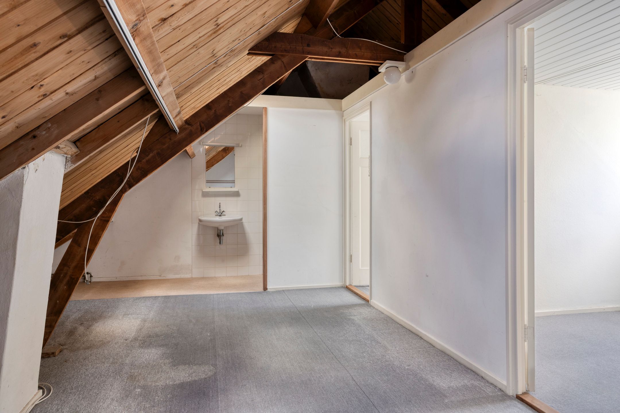 Spacious 1950s terraced home with panoramic IJssel river views — 45