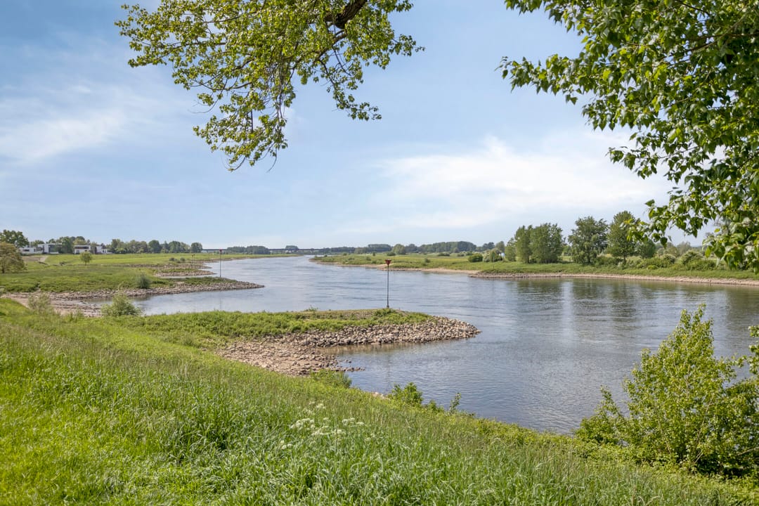 Spacious 1950s terraced home with panoramic IJssel river views — 56