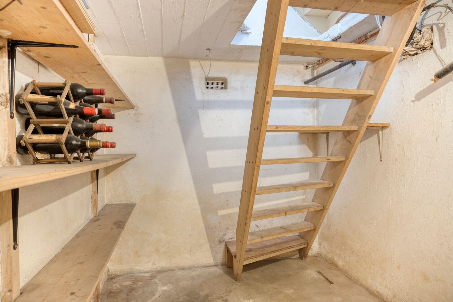 Spacious 1950s terraced home with panoramic IJssel river views — 25