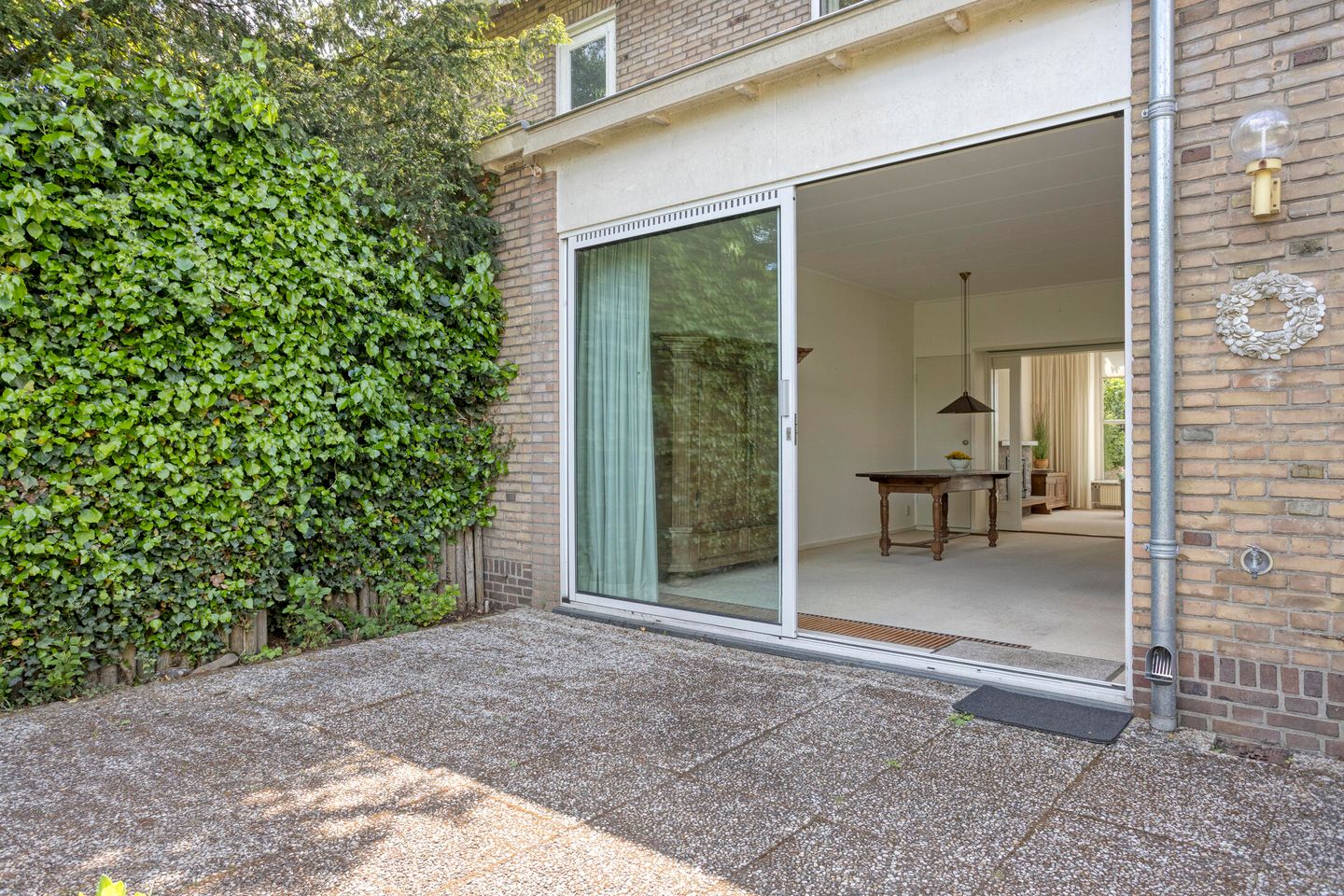 Spacious 1950s terraced home with panoramic IJssel river views — 19