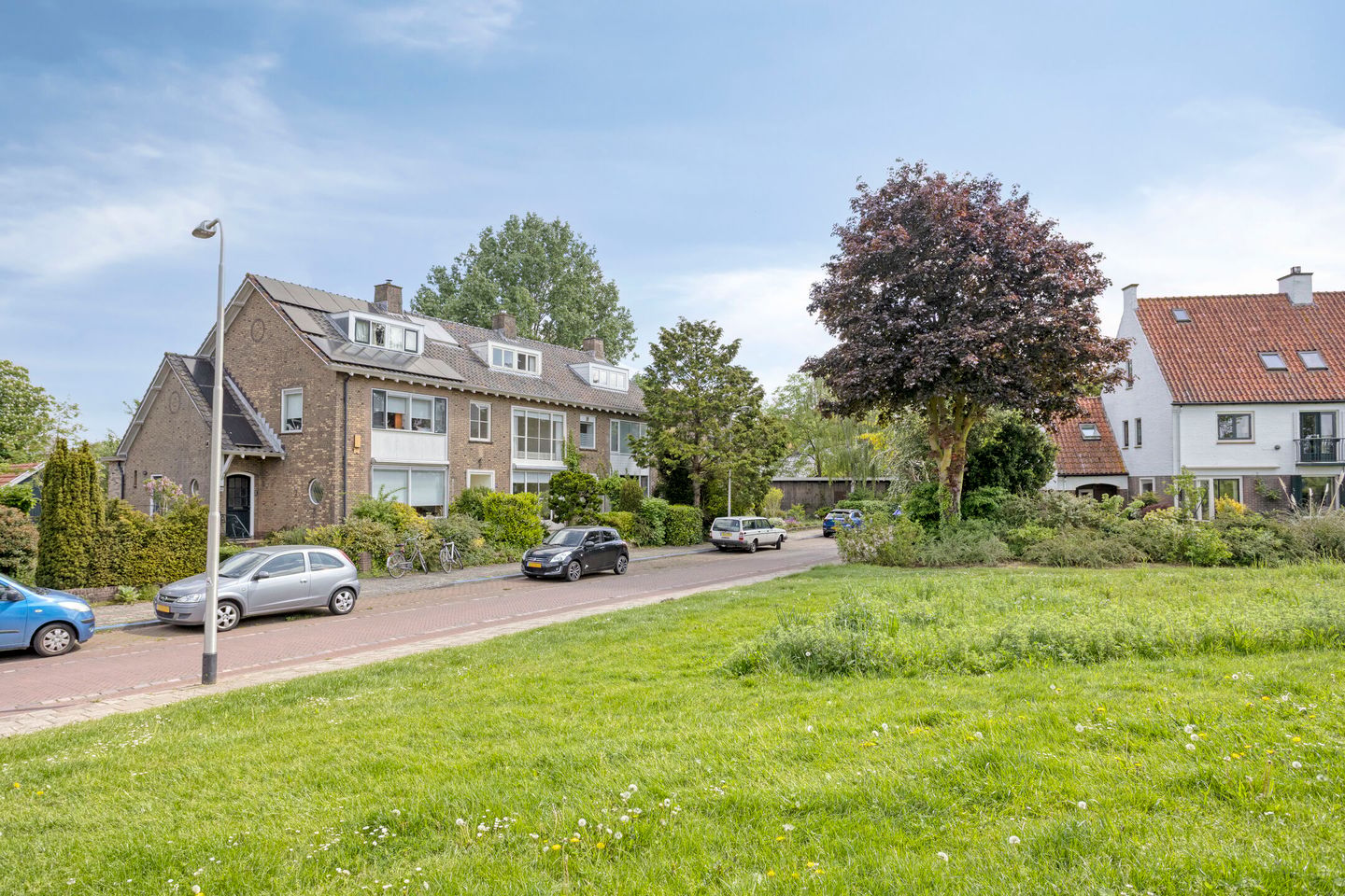 Spacious 1950s terraced home with panoramic IJssel river views — 64
