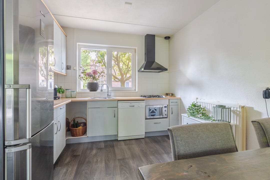 Spacious Family Home with Deep Garden and Private Driveway in Huissen — 8