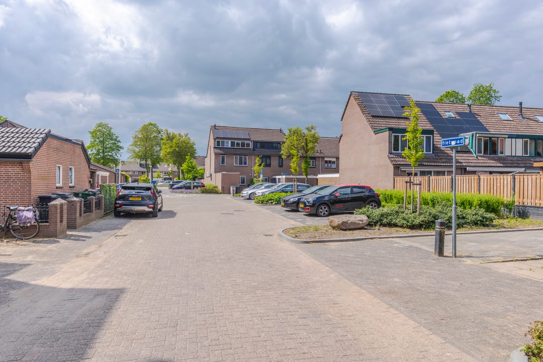 Spacious Family Home with Deep Garden and Private Driveway in Huissen — 38
