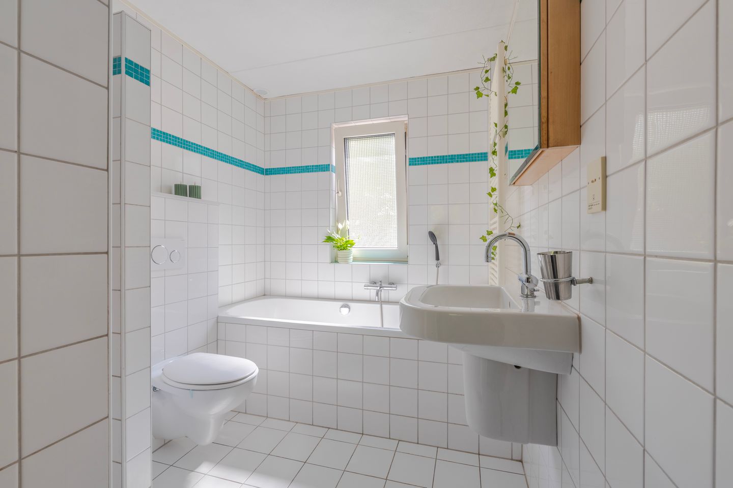 Spacious Family Home with Deep Garden and Private Driveway in Huissen — 25