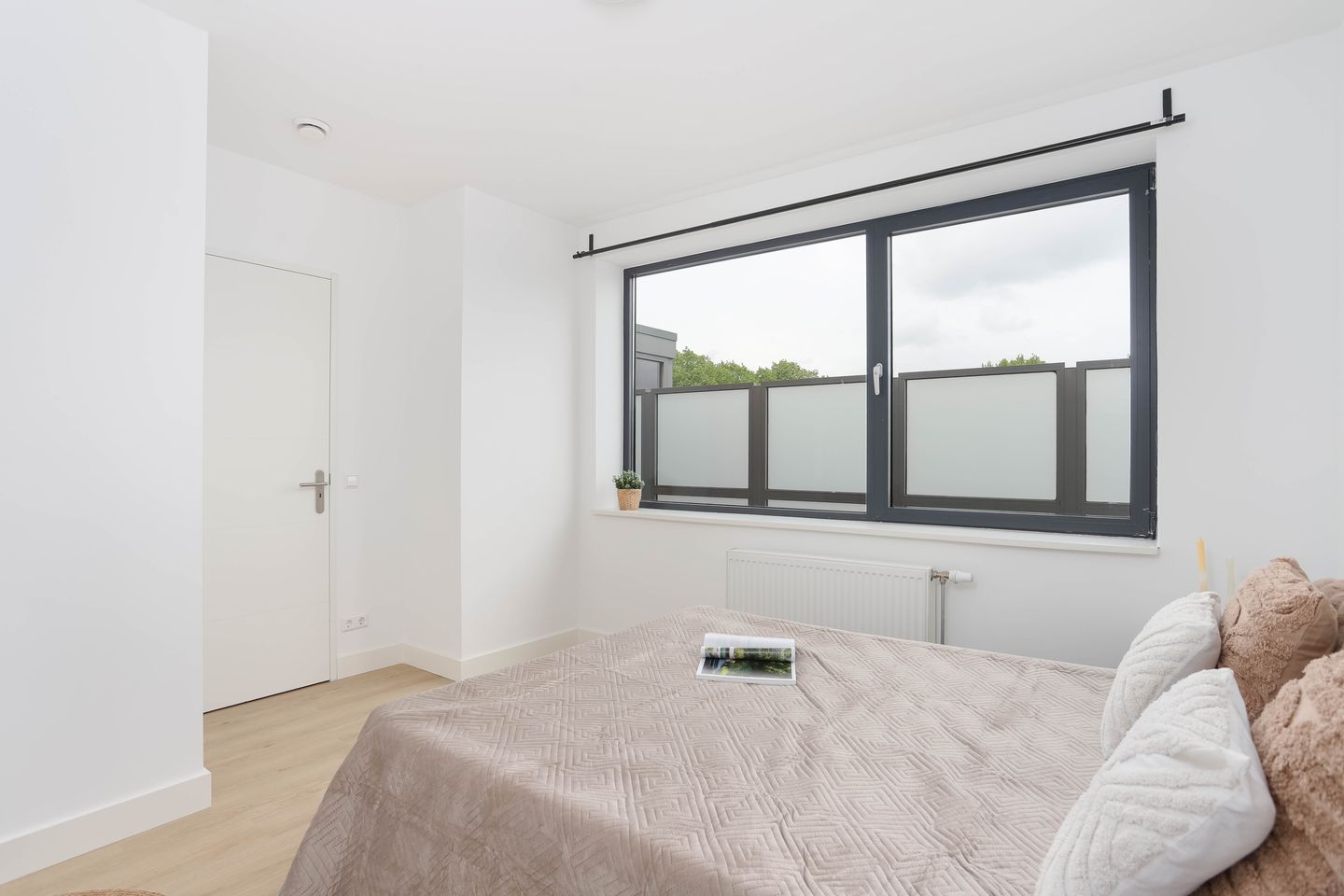 Light and Comfortable Apartment with Canal View in Green Utrecht — 14