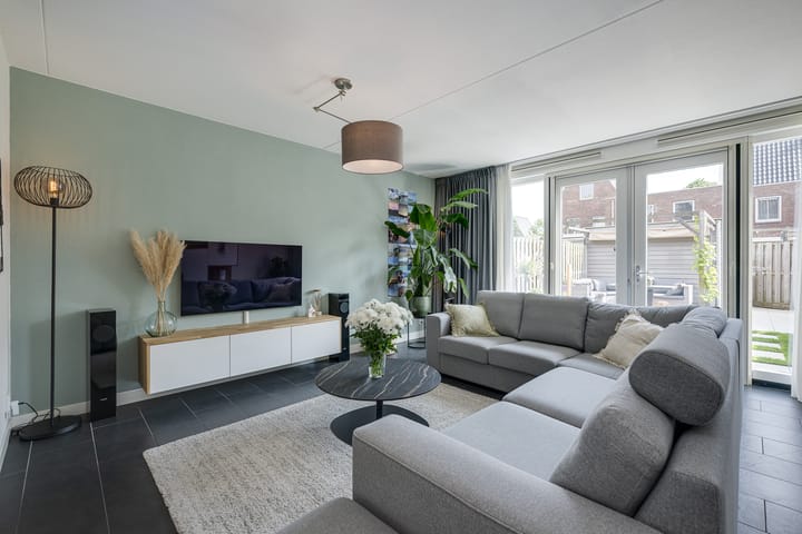 Tussenwoning te koop: Rechtsbuitenstraat 17, Kudelstaart