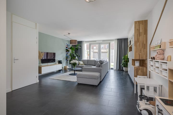 Tussenwoning te koop: Rechtsbuitenstraat 17, Kudelstaart