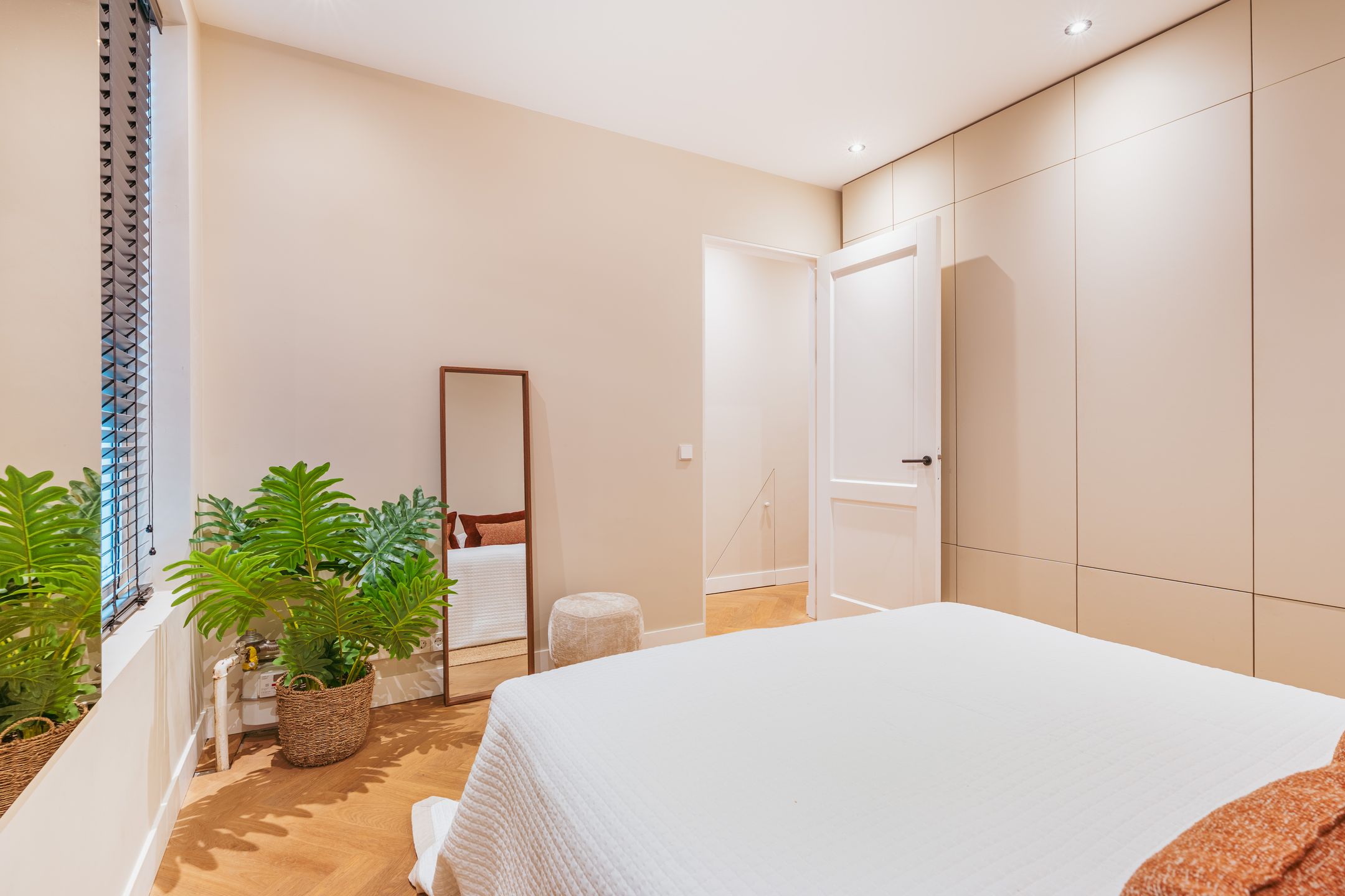 Stylish renovated ground floor apartment with sunny garden in De Pijp — 27