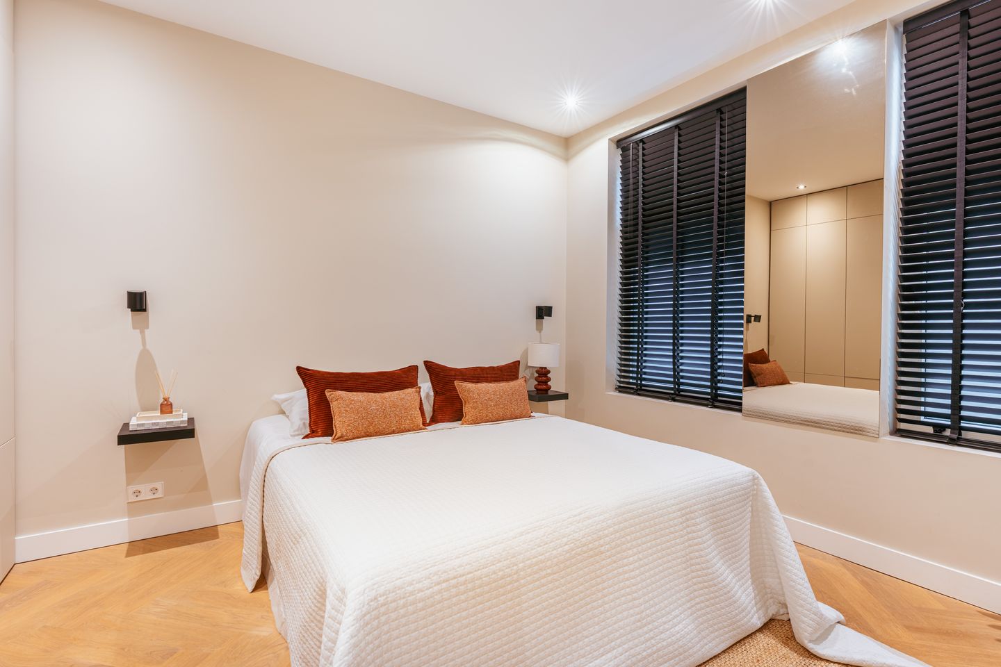 Stylish renovated ground floor apartment with sunny garden in De Pijp — 25