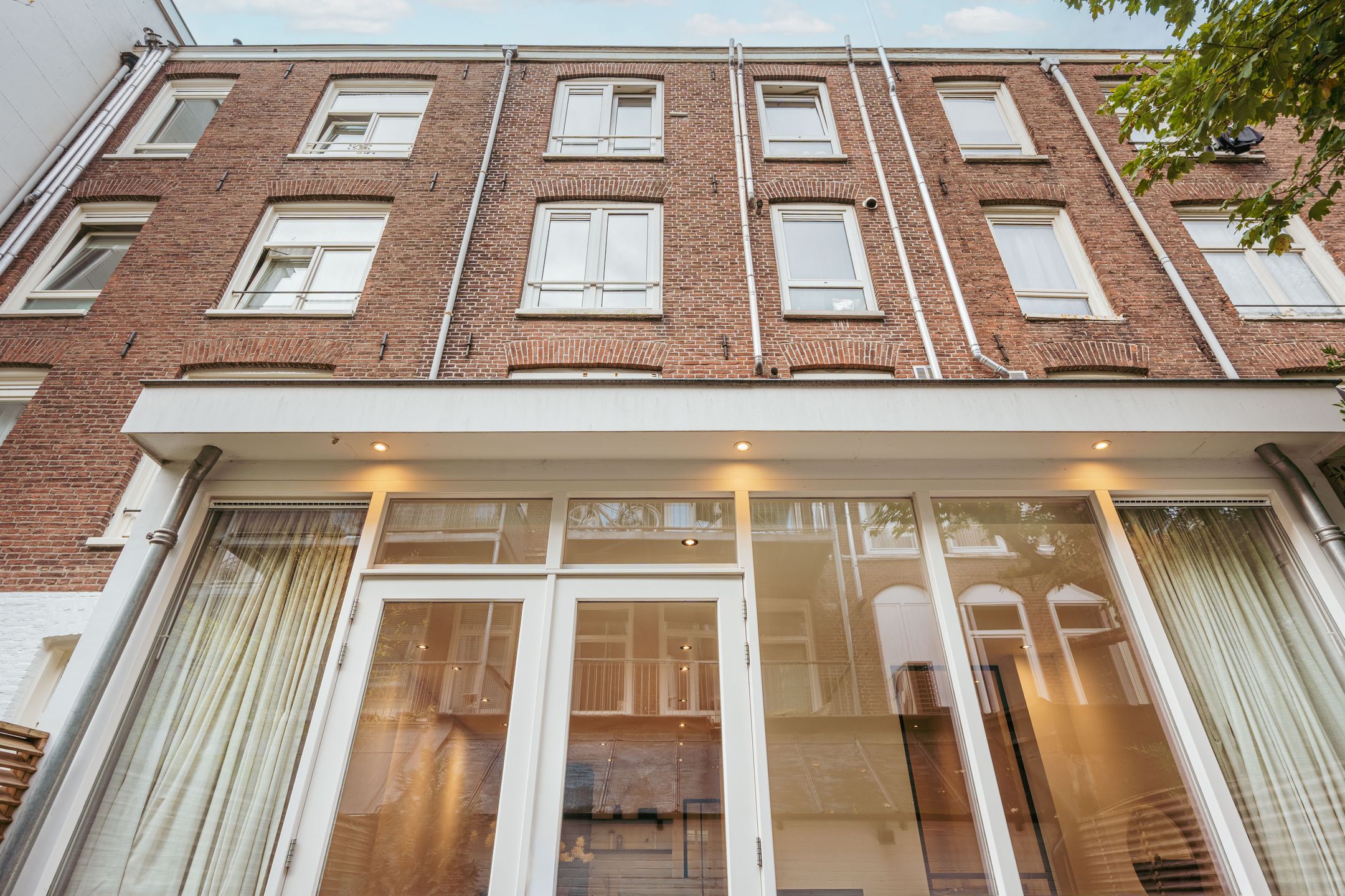 Stylish renovated ground floor apartment with sunny garden in De Pijp — 24