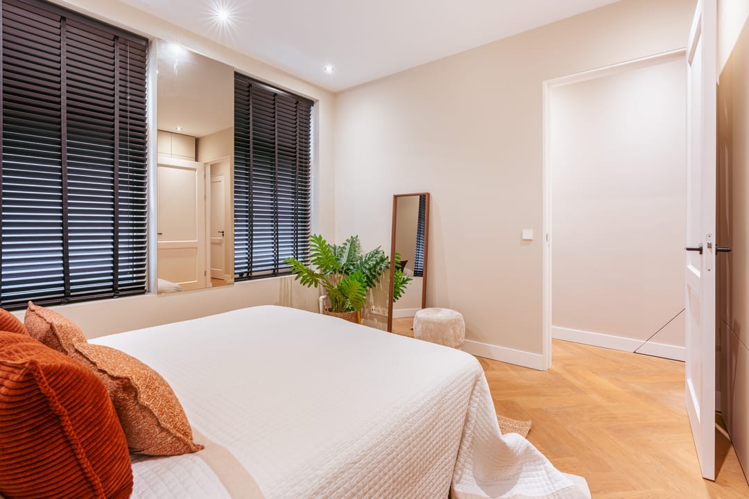 Stylish renovated ground floor apartment with sunny garden in De Pijp — 26