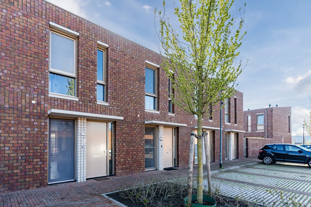 Modern Energy-Efficient Terraced House in Helmond — 46