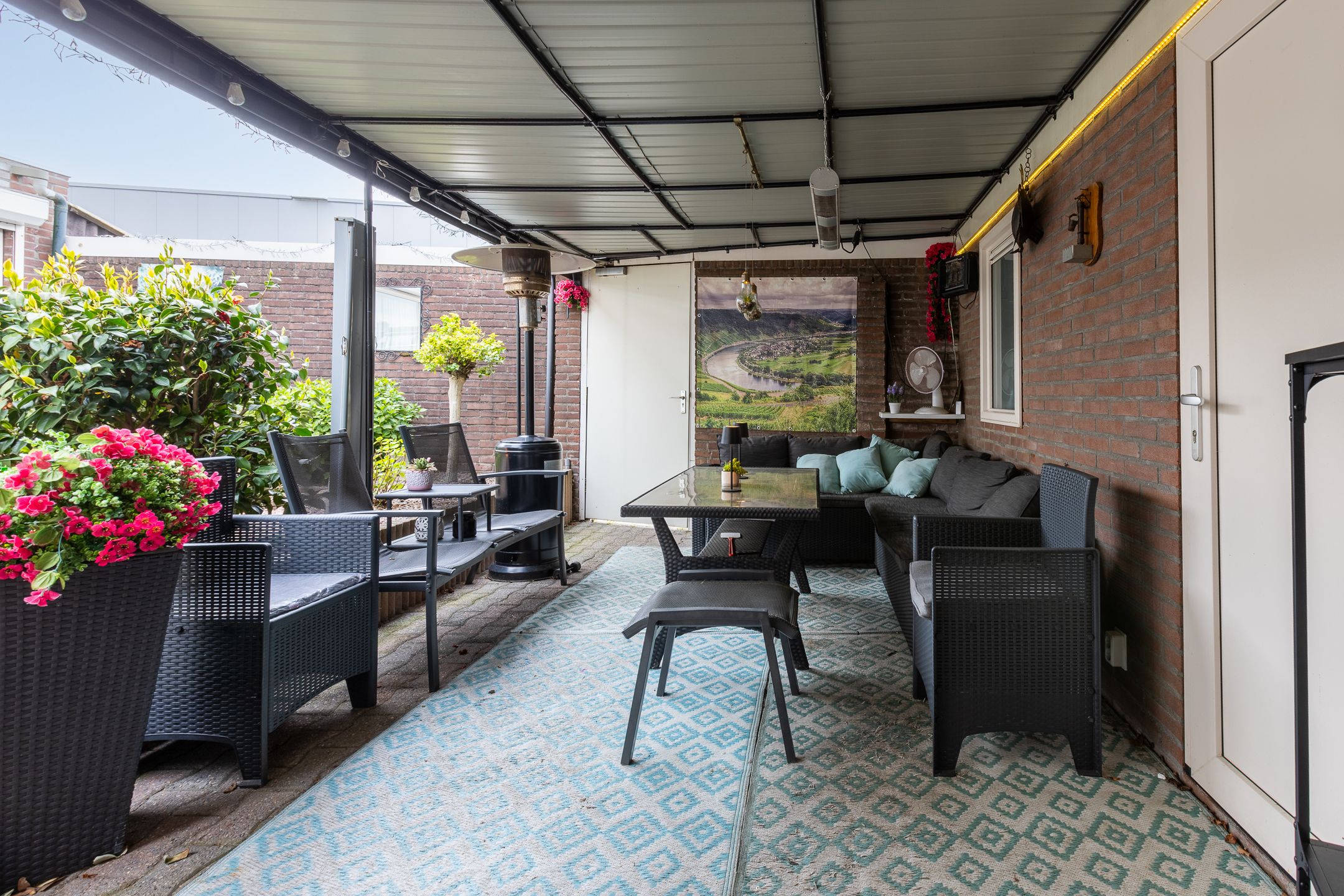 Spacious corner home with garage and solar panels in quiet Meilust neighborhood — 36