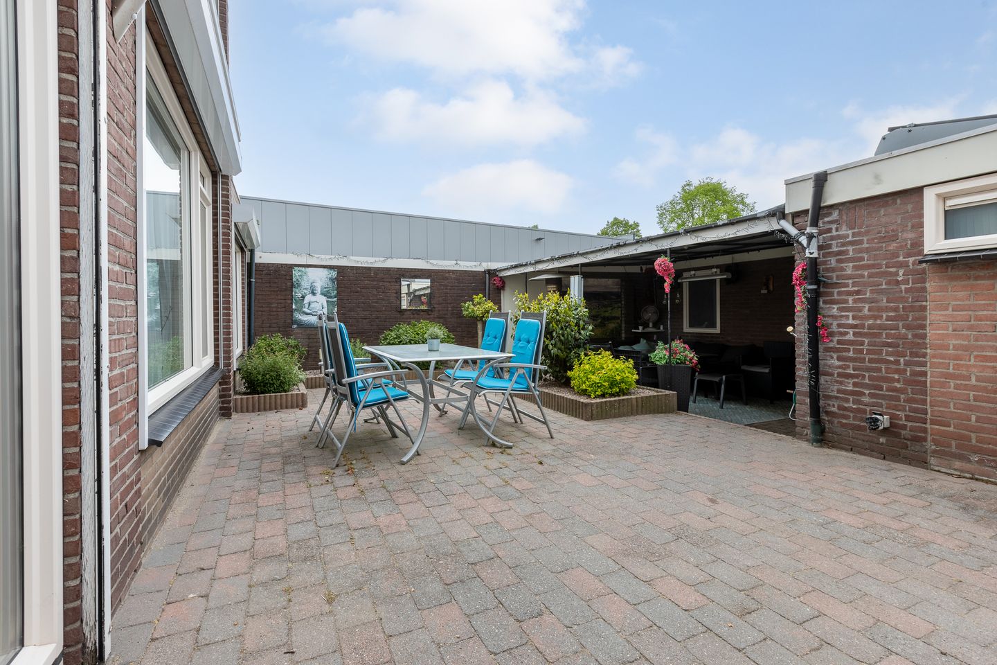 Spacious corner home with garage and solar panels in quiet Meilust neighborhood — 34