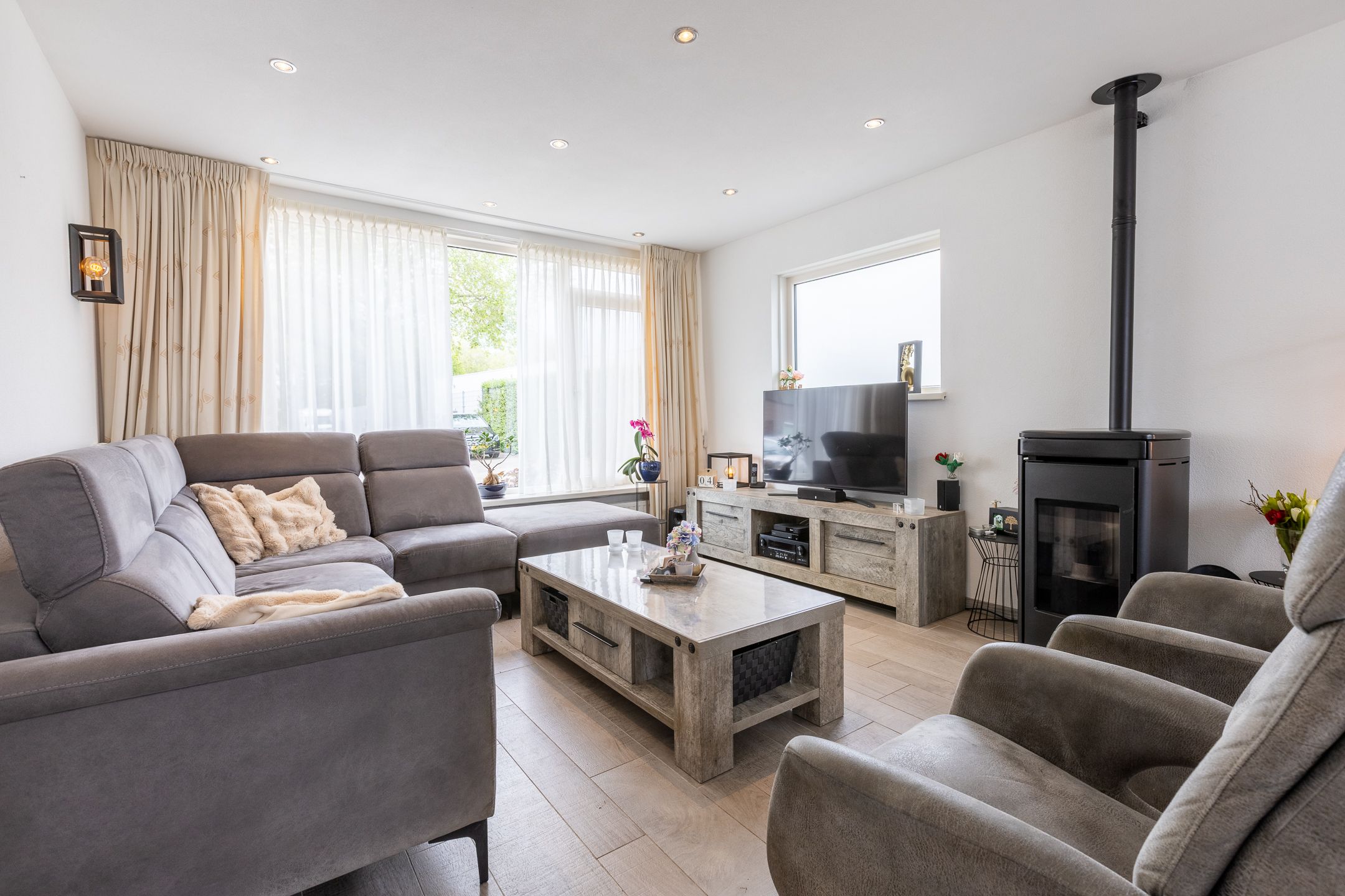 Spacious corner home with garage and solar panels in quiet Meilust neighborhood — 12