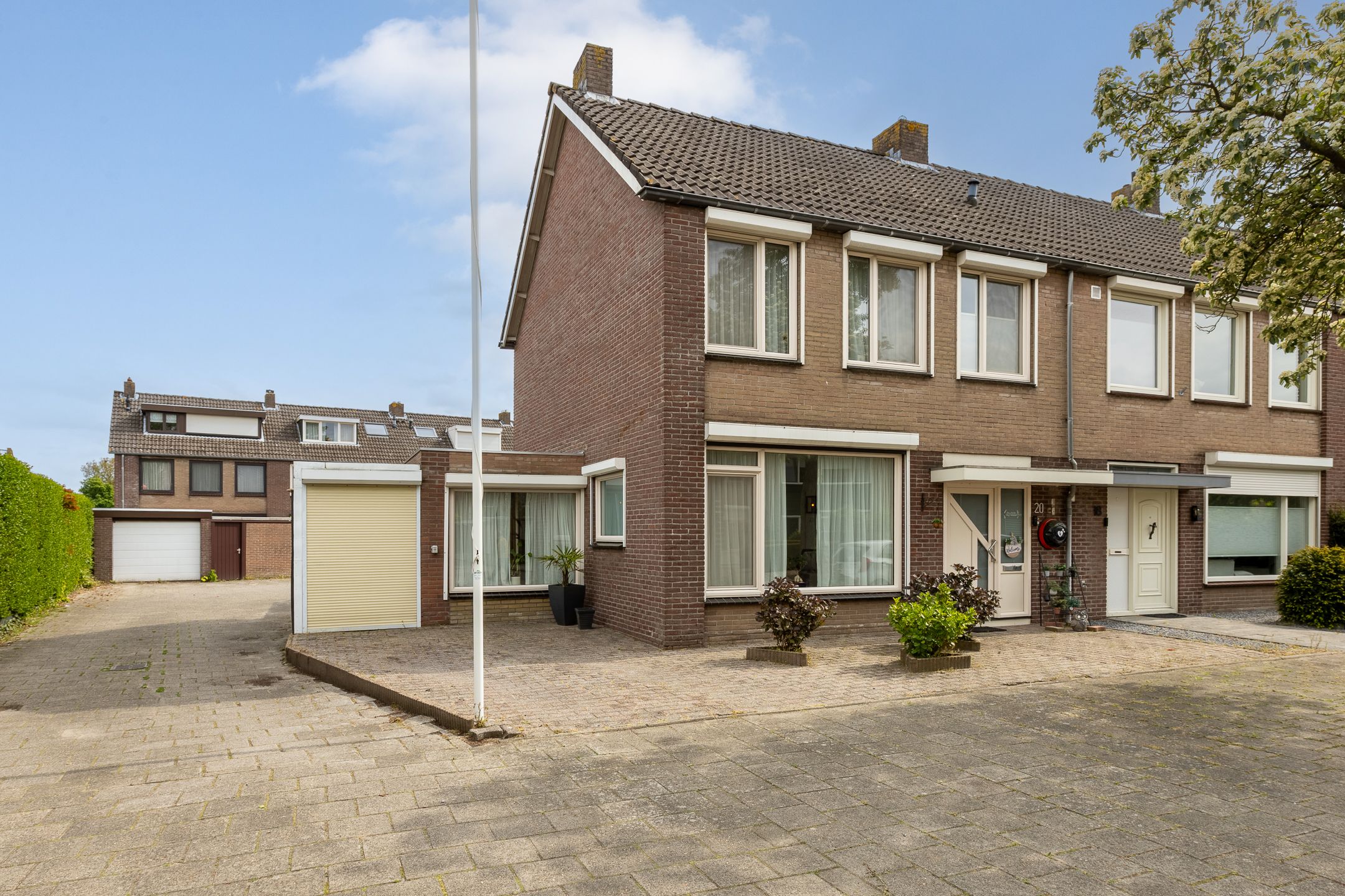 Spacious corner home with garage and solar panels in quiet Meilust neighborhood — 39