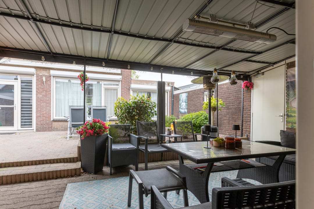 Spacious corner home with garage and solar panels in quiet Meilust neighborhood — 37