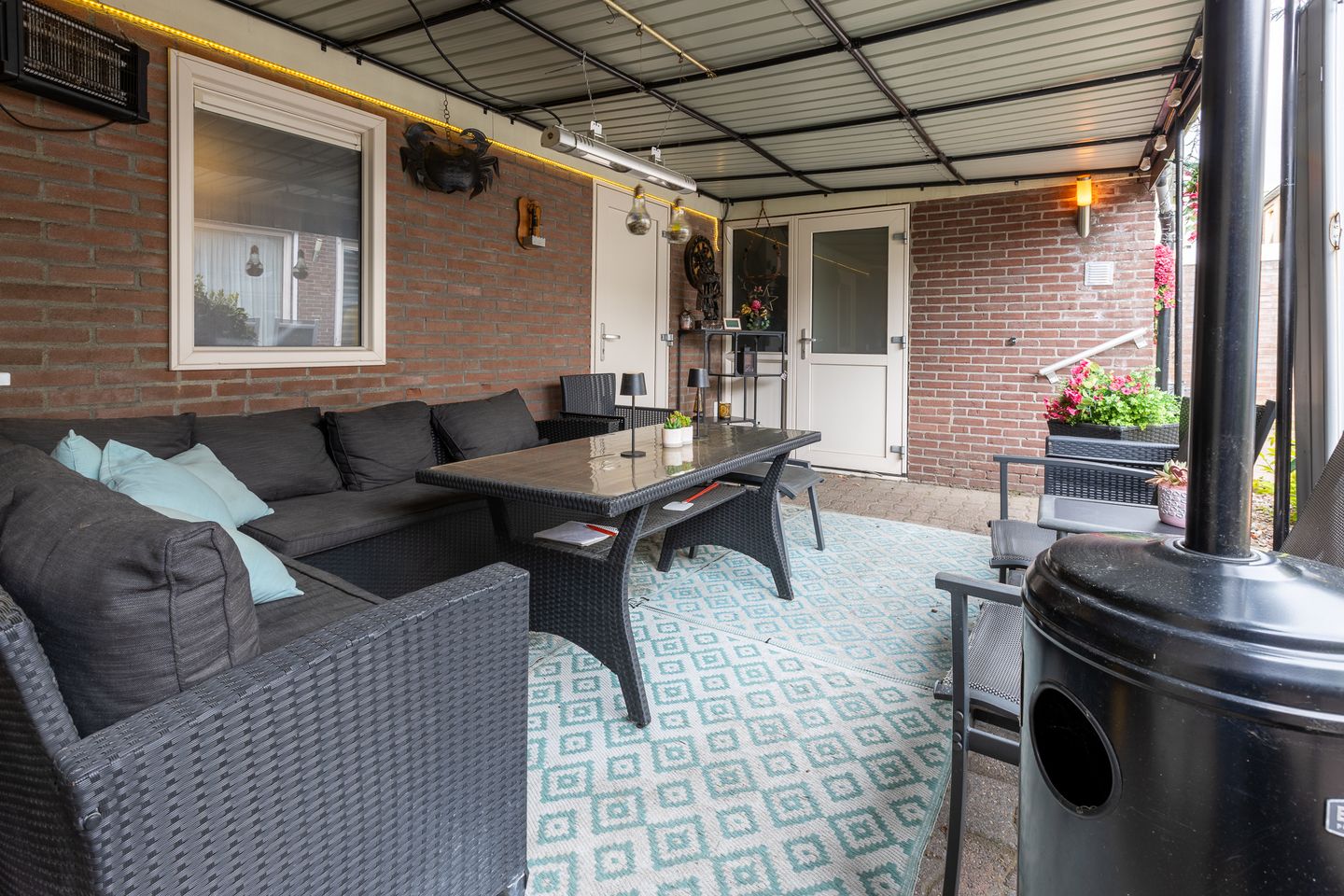 Spacious corner home with garage and solar panels in quiet Meilust neighborhood — 35