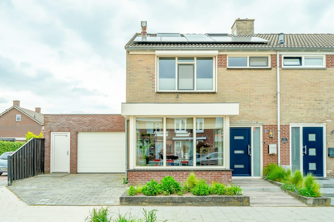 Casa angolare spaziosa con garage e pannelli solari a Steenbergen-Zuid