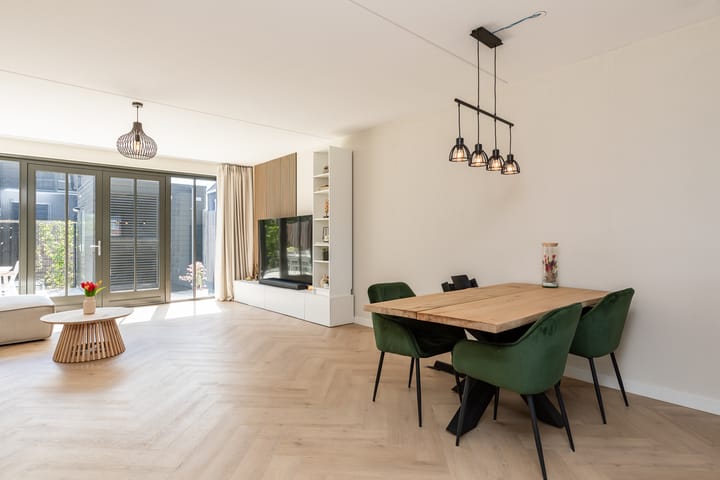 Tussenwoning te koop: Nobellaan 184, Almere