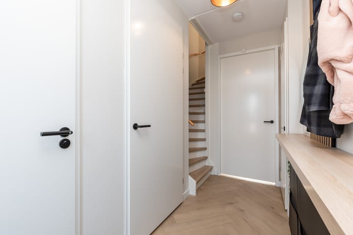 Tussenwoning te koop: Nobellaan 184, Almere