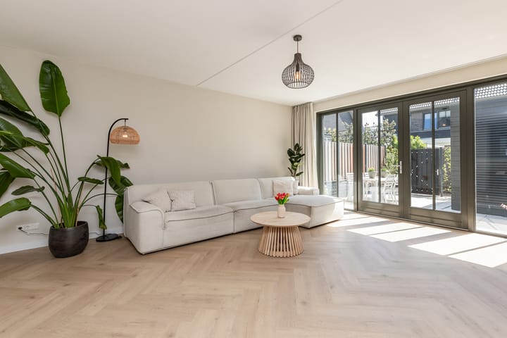 Tussenwoning te koop: Nobellaan 184, Almere