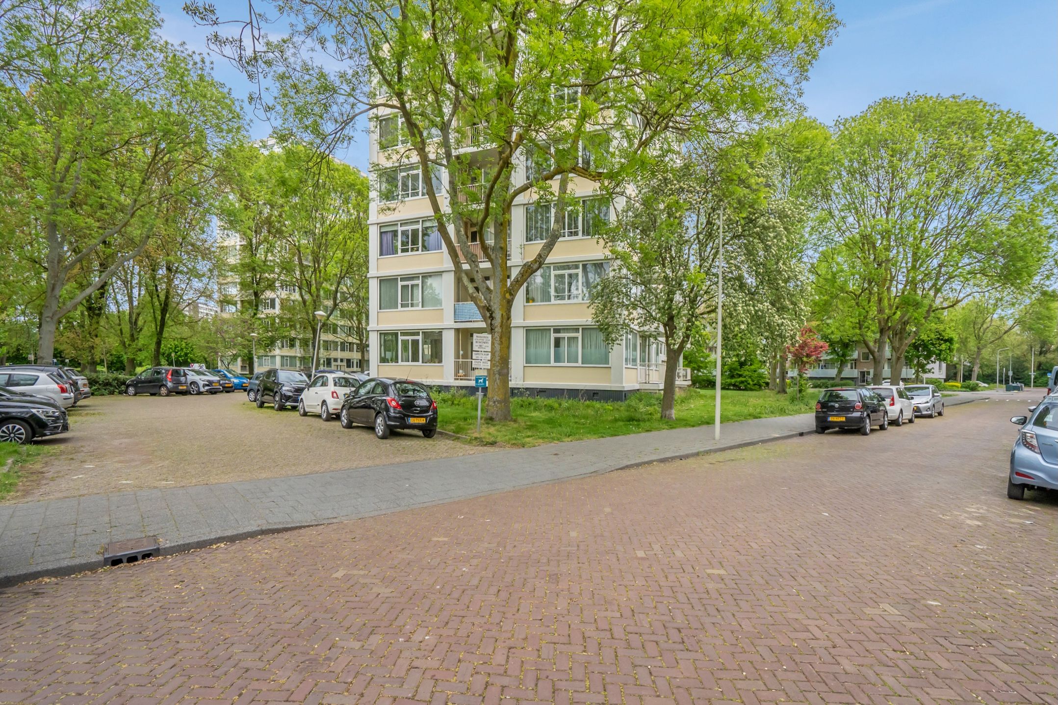 Modern 3-room apartment with panoramic city views — 21