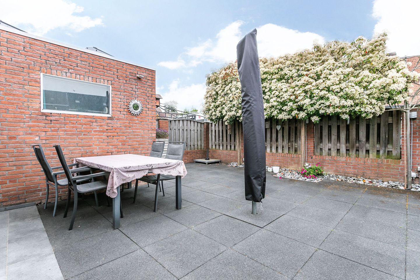 Move-in Ready Energy Efficient Semi-Detached Home with Garage and Winter Garden — 25