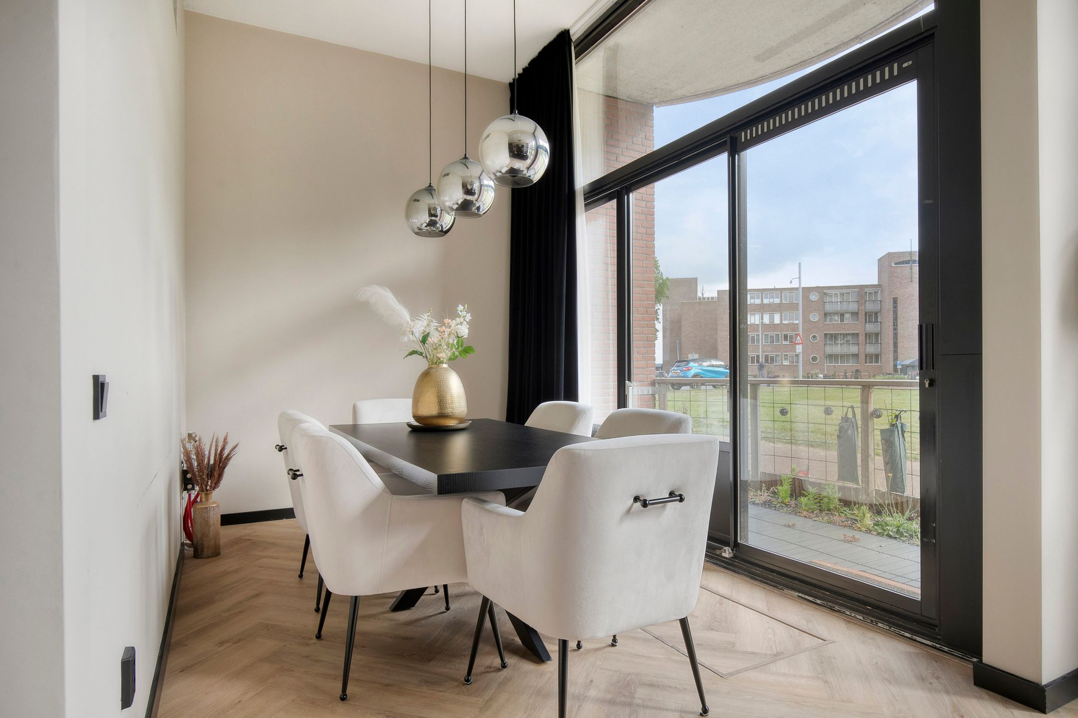 Renovated apartment with harbor views and high ceilings in Almere Haven — 12
