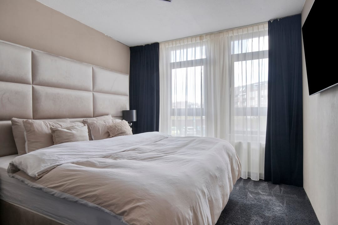 Renovated apartment with harbor views and high ceilings in Almere Haven — 16