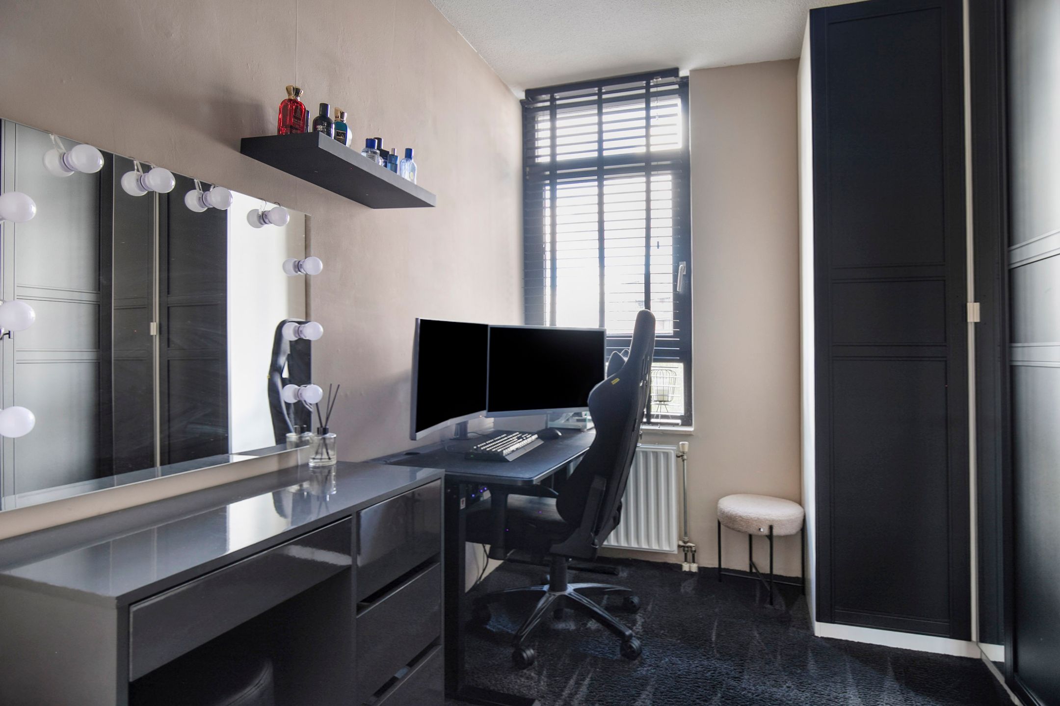 Renovated apartment with harbor views and high ceilings in Almere Haven — 21