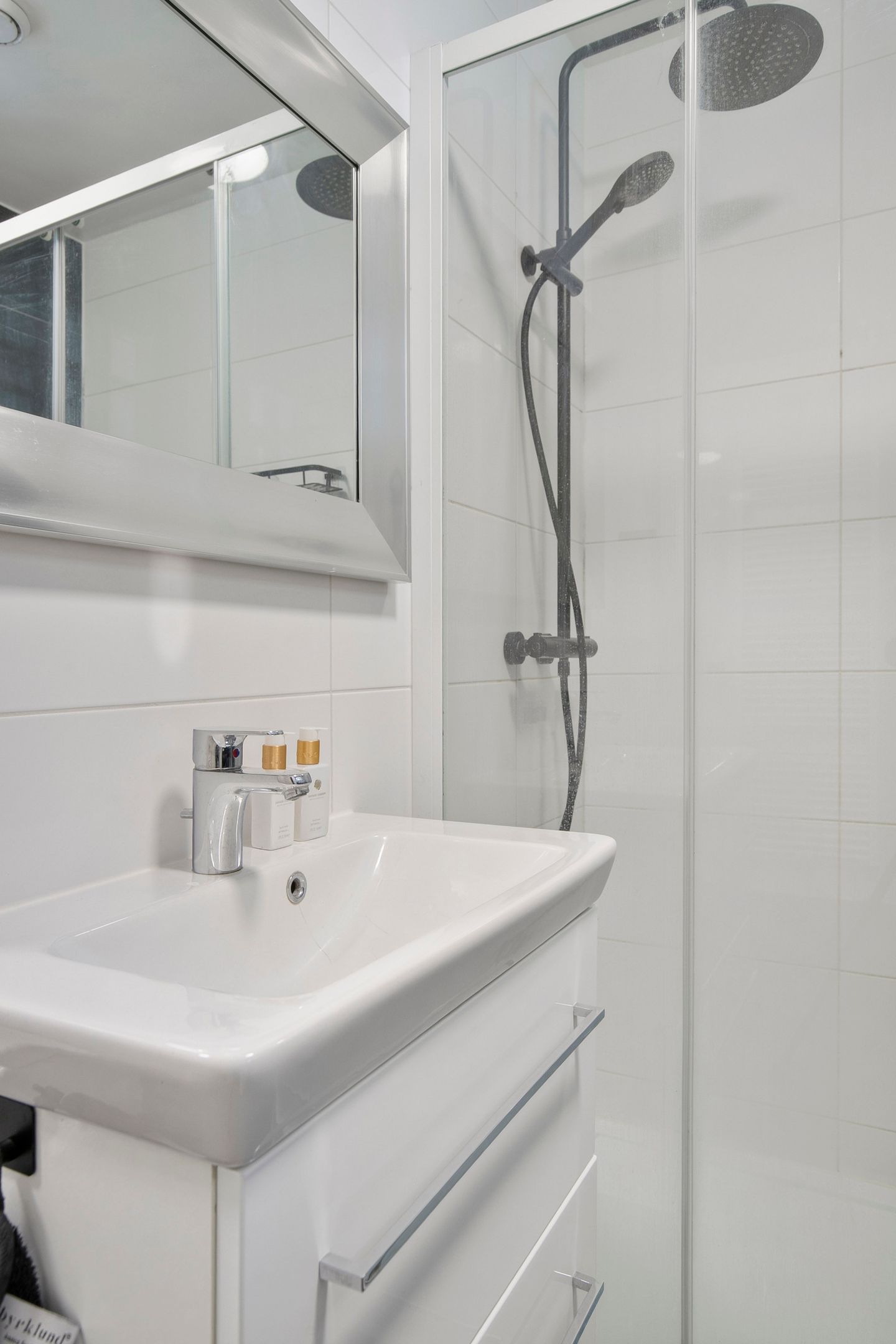 Renovated apartment with harbor views and high ceilings in Almere Haven — 19
