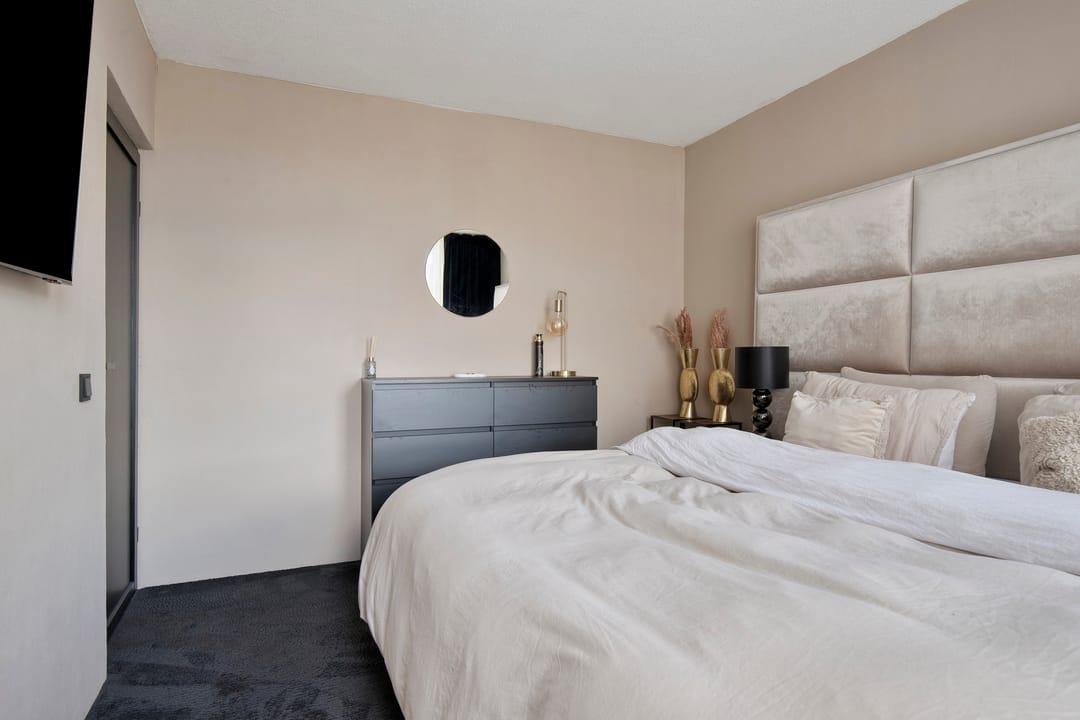 Renovated apartment with harbor views and high ceilings in Almere Haven — 17