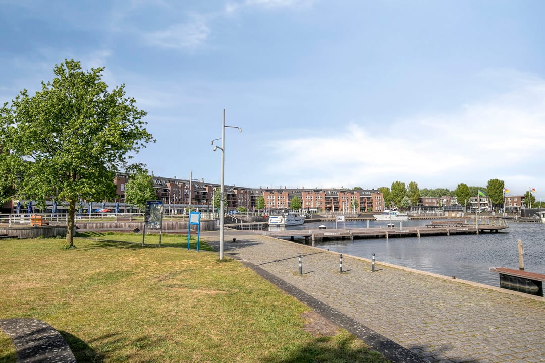 Renovated apartment with harbor views and high ceilings in Almere Haven — 22