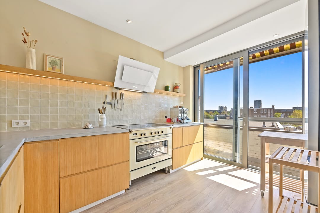 Spacious Top-Floor Apartment with Sunny South-Facing Balcony in The Hague — 13
