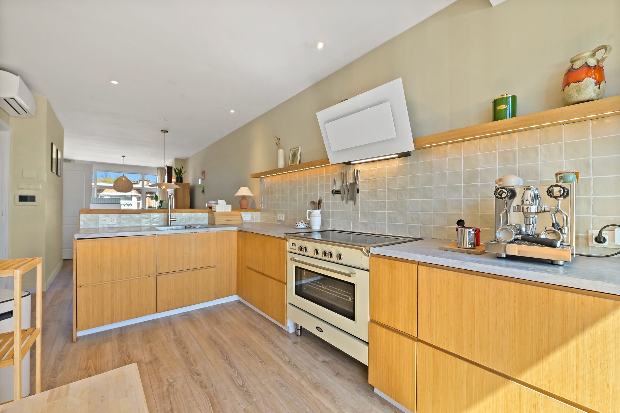 Spacious Top-Floor Apartment with Sunny South-Facing Balcony in The Hague — 12