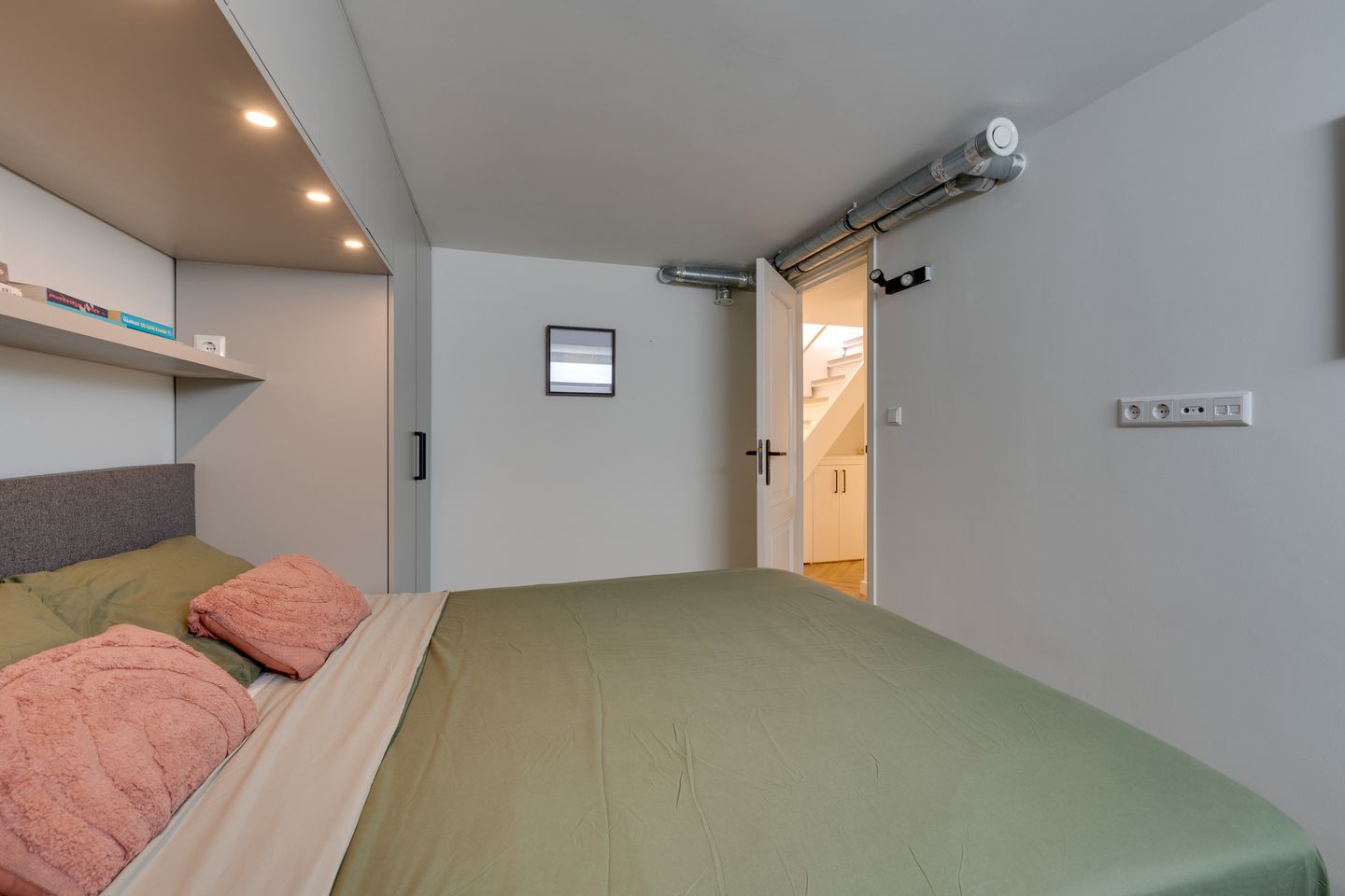 Fully renovated ground-floor apartment with two bedrooms in popular Landlust — 19