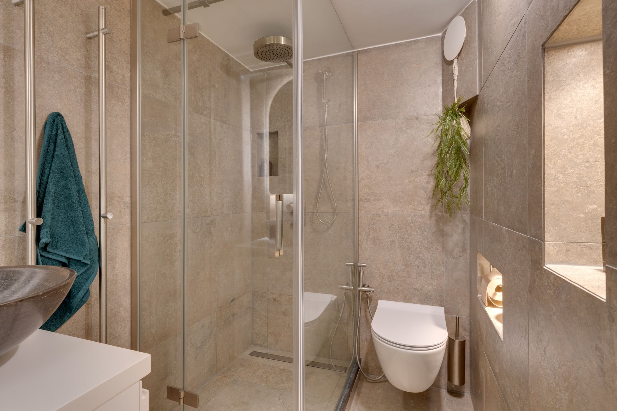 Fully renovated ground-floor apartment with two bedrooms in popular Landlust — 24