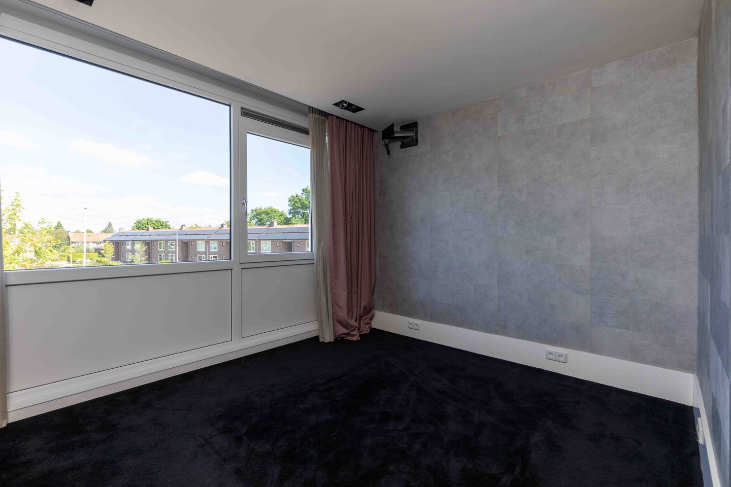 Bright Corner Apartment with Spacious Layout and Walk-in Closet in Enschede — 19