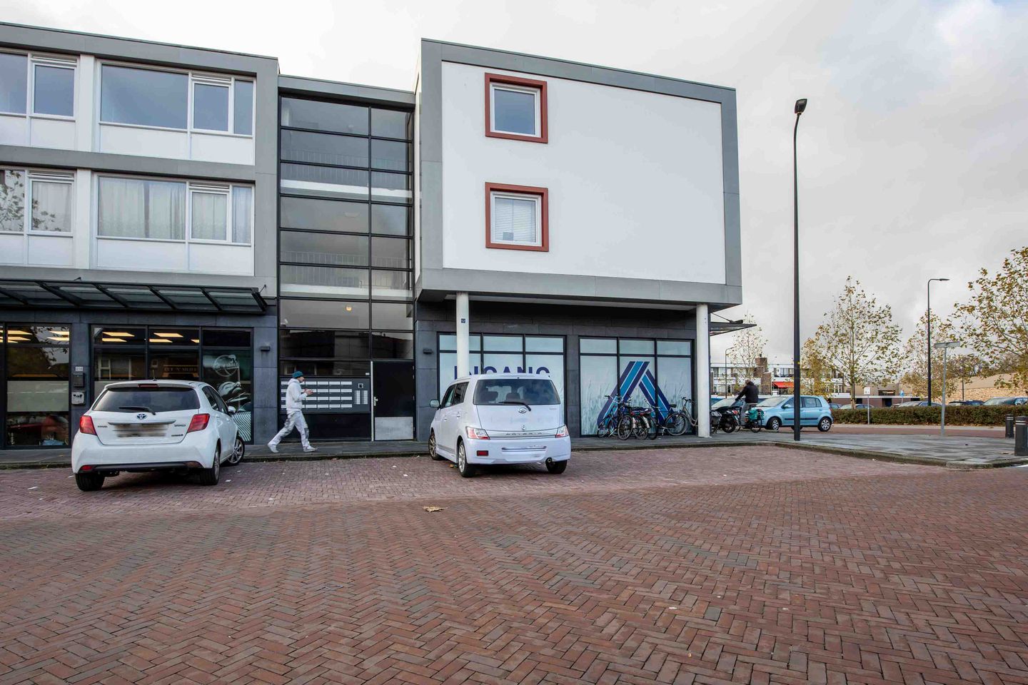 Bright Corner Apartment with Spacious Layout and Walk-in Closet in Enschede — 25