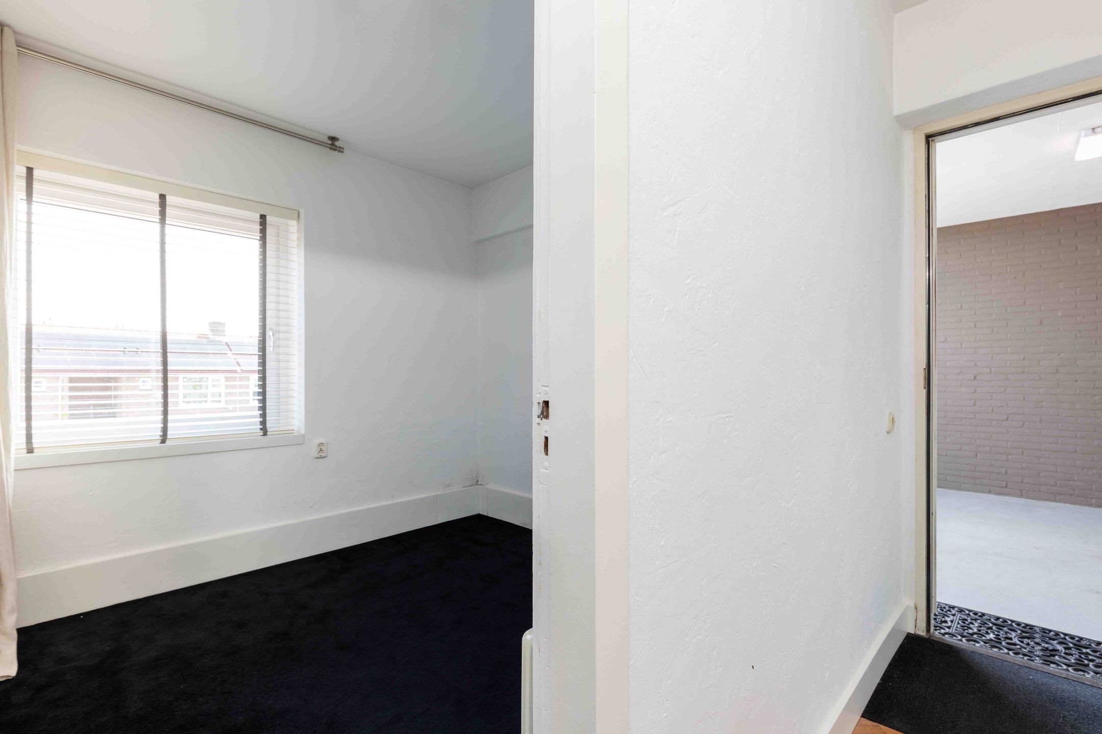Bright Corner Apartment with Spacious Layout and Walk-in Closet in Enschede — 24