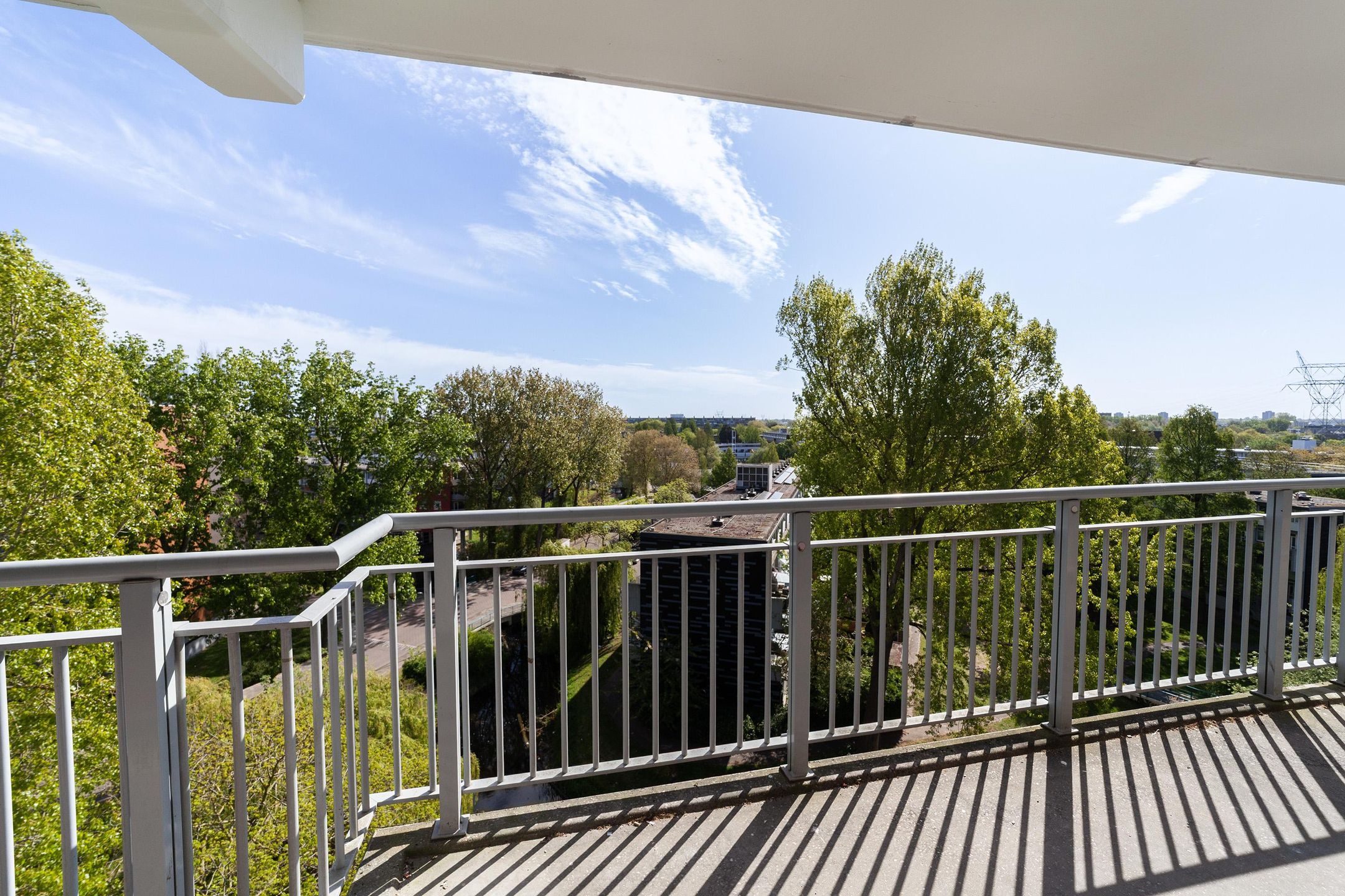 Spacious Top Floor Apartment with West-Facing Balcony in Leiden Merenwijk — 9