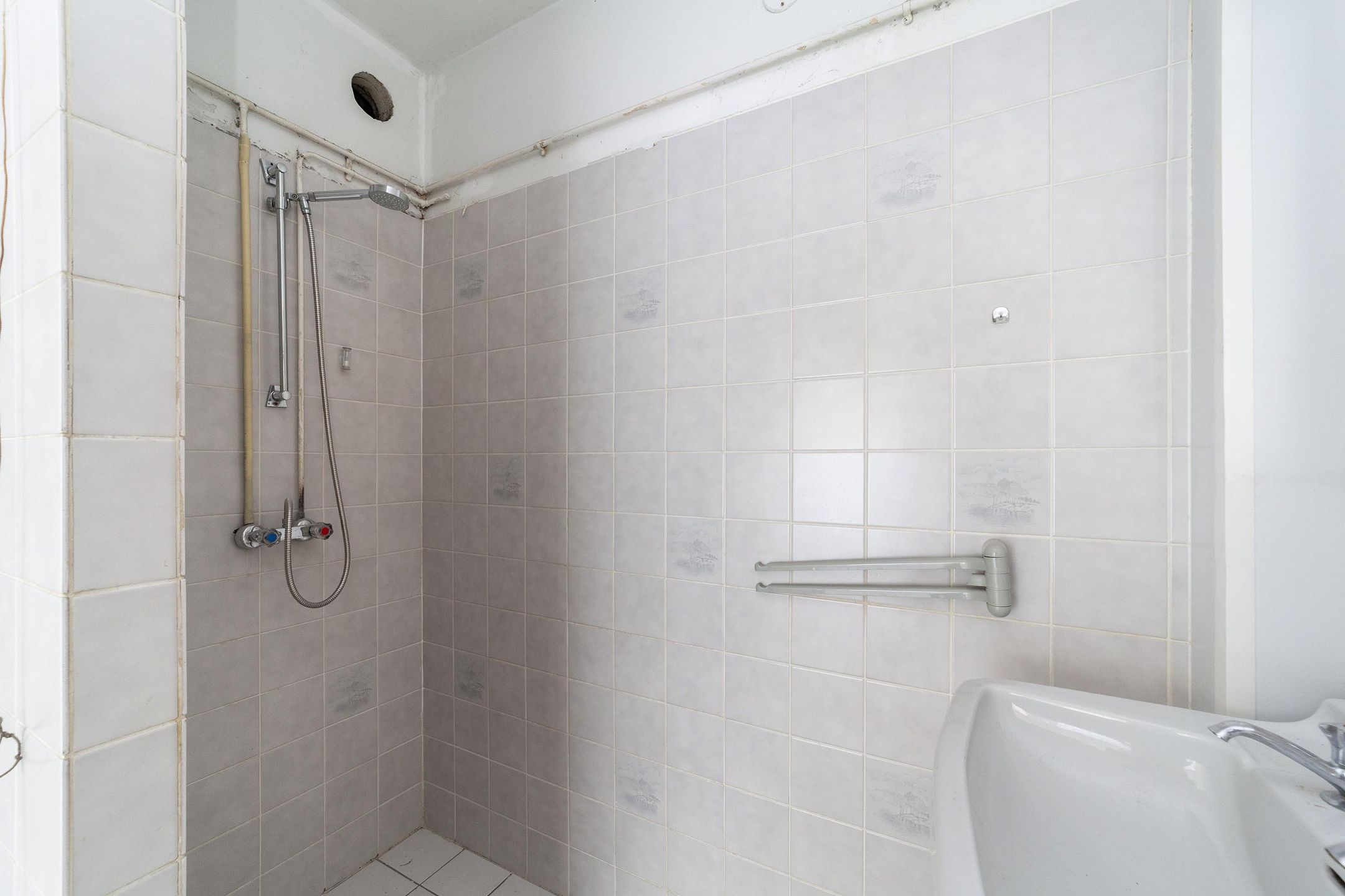 Spacious Top Floor Apartment with West-Facing Balcony in Leiden Merenwijk — 24